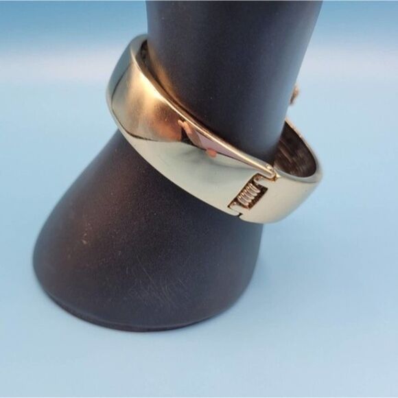 📦 The Limited bangle large rhinestones chunky gold tone ✨️ bracelet - Picture 3 of 8